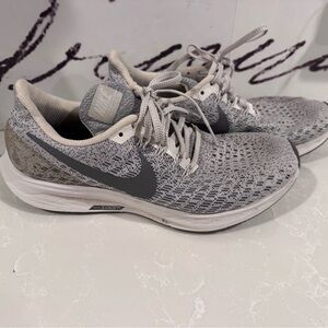 NIKE ZOOM PEGASUS 35 size 8.5 running shoe Gray & white Lots of life left
